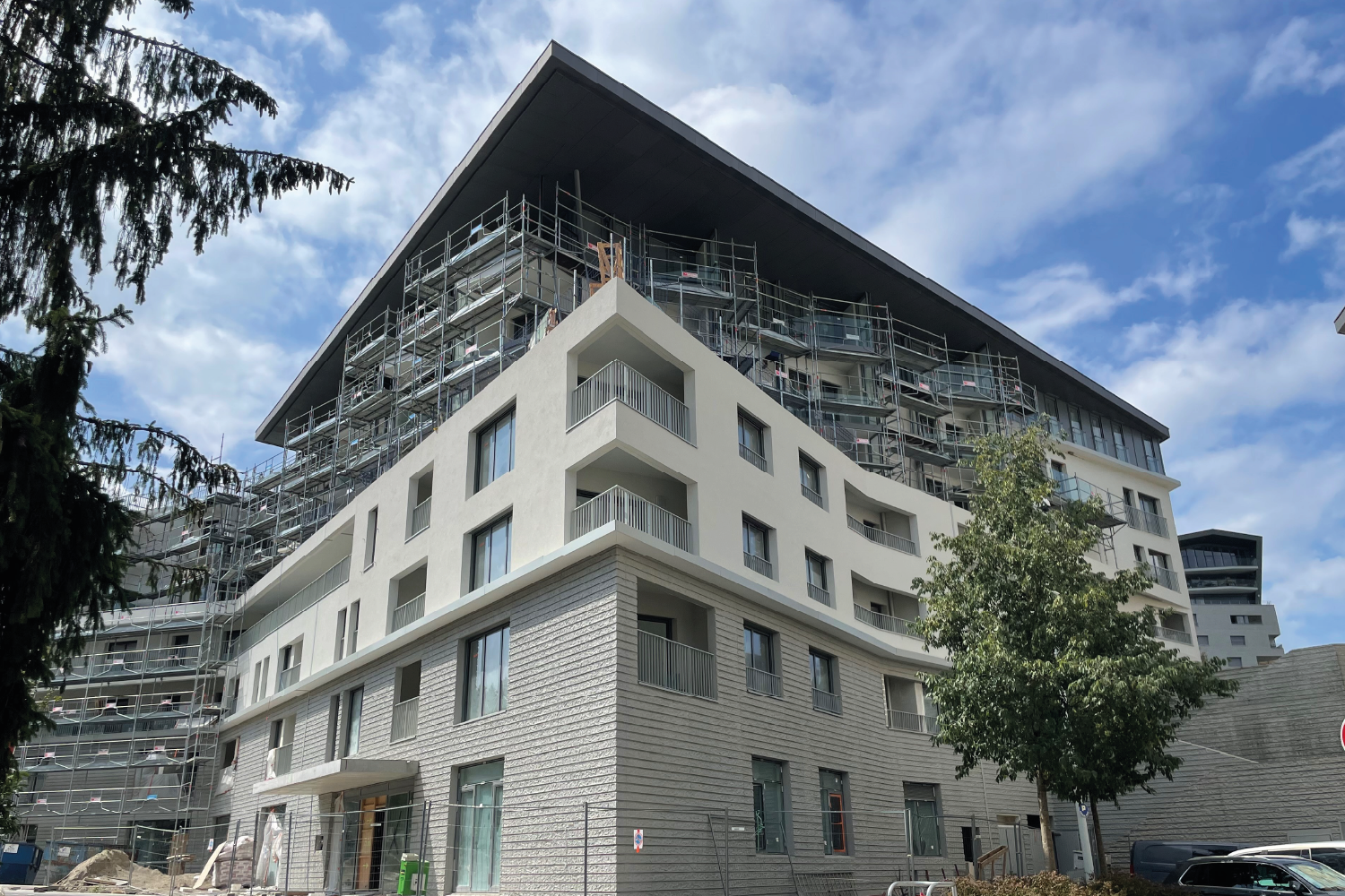 Façade de la résidence service séniors Le Rossignol à Annecy pendant les travaux